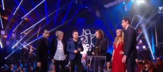 Paris Hilton entrega el premio a One Direction. Paris Hilton entrega el premio a One Direction.