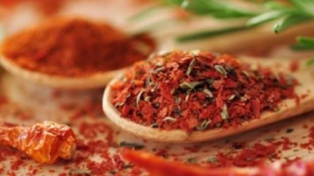 Il peperoncino in tavola, nei piatti degli uomini