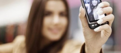 Ragazza si fa un selfie  