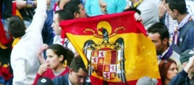 bandera franquista en un partido. bandera franquista en un partido.