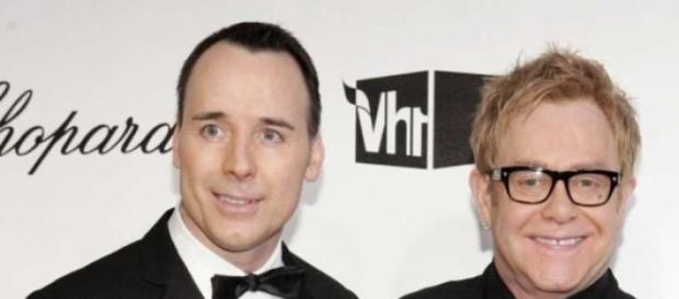 Elton John y David Furnish se casan el próximo 21. Elton John y David Furnish se casan el próximo 21.
