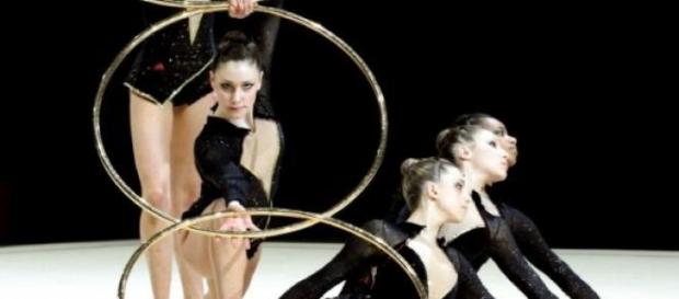 Gimnastas en una prueba con aro Gimnastas en una prueba con aro