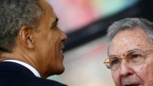 Obama e Raul Castro al funerale di Mandela