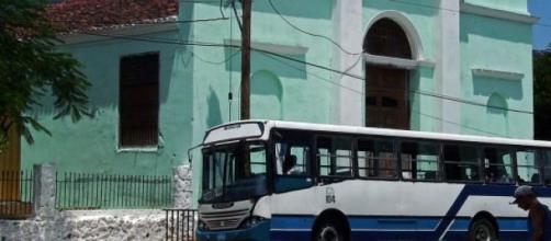 Vetusto autobus soviético en Santiago