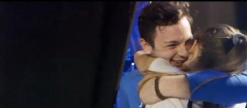 Lorenzo abbraccia Federica dopo la selezione a XF8