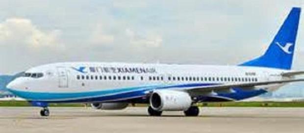 Abre una puerta de emergencia en un avión Abre una puerta de emergencia en un avión