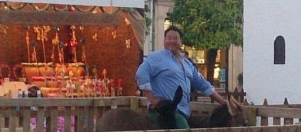 Denunciado el hombre que se subió al burro Denunciado el hombre que se subió al burro
