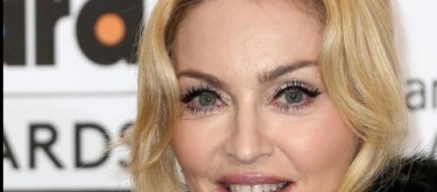 Madonna pide que no se escuchen las canciones. Madonna pide que no se escuchen las canciones.