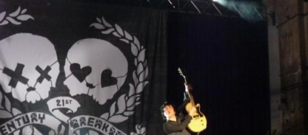 Os norte-americanos Green Day em actuação. Os norte-americanos Green Day em actuação.
