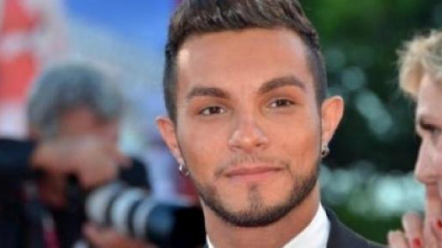 Marco Carta smentisce le gossip news di Visto.