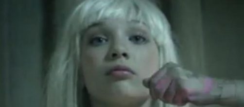 Un momento del videoclip de la canción