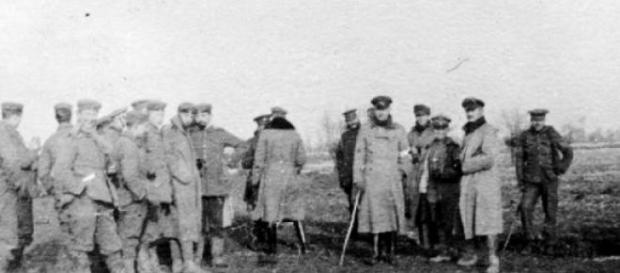Confraternização de tropas alemãs e britânicas Confraternização de tropas alemãs e britânicas