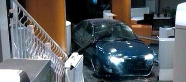 El coche penetró hasta las escaleras del PP El coche penetró hasta las escaleras del PP