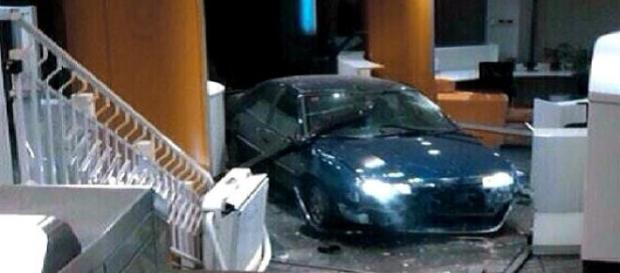Un coche se estrella en una sede del PP Un coche se estrella en una sede del PP