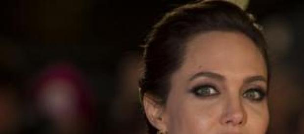 Angelina Jolie sofre acidente de automóvel Angelina Jolie sofre acidente de automóvel