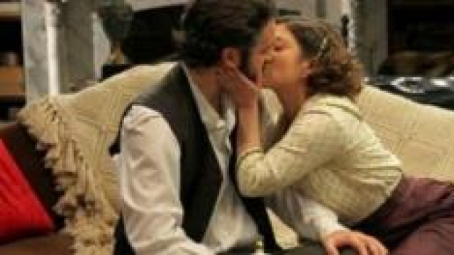 Candela bacia appassionatamente Tristan