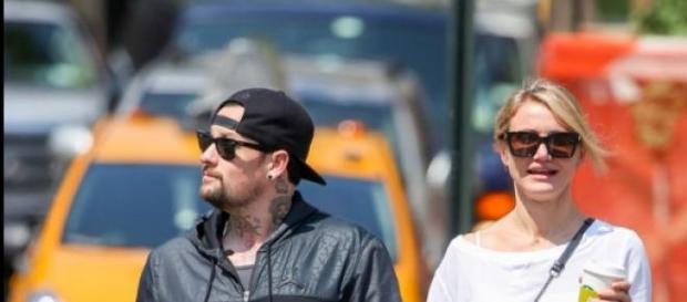 Cameron dando un paseo de la mano de su novio. Cameron dando un paseo de la mano de su novio.