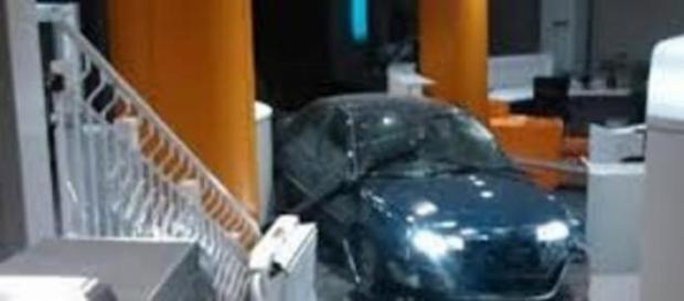 Coche bomba estampado ayer contra la sede Popular Coche bomba estampado ayer contra la sede Popular