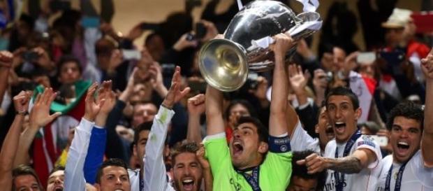 El Madrid, alzando la Décima. Foto: goal.com El Madrid, alzando la Décima. Foto: goal.com