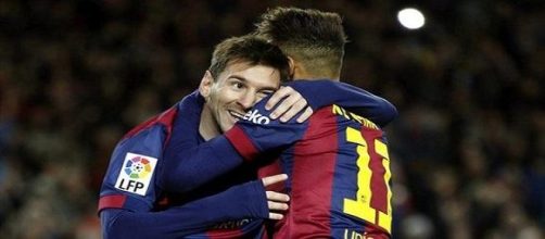 Leo Messi y Neymar se abrazan celebrando el gol