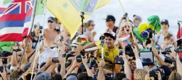Gabriel Medina em ombros em Pipeline Gabriel Medina em ombros em Pipeline