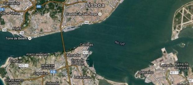 Pescadores apanham amêijoa no Estuário do Tejo Pescadores apanham amêijoa no Estuário do Tejo