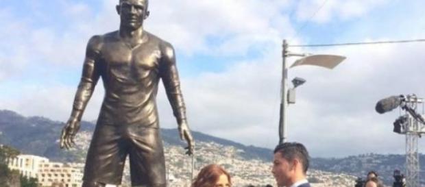 A estátua de 3,40 metros de altura e 800 quilos A estátua de 3,40 metros de altura e 800 quilos
