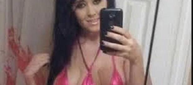 Il selfie bufala della donna con tre seni Il selfie bufala della donna con tre seni