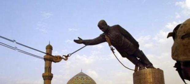 La chute du dictateur , enfin la statue La chute du dictateur , enfin la statue