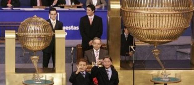 Niños cantando los numeros premiados Niños cantando los numeros premiados