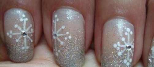 Nail art invernale con fiocchi.