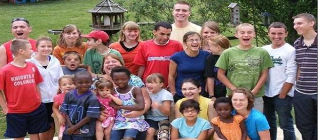 38 años de matrimonio y 29 niños adoptados 38 años de matrimonio y 29 niños adoptados
