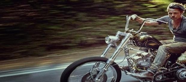 Brad Pitt se muestra libre en la carretera Brad Pitt se muestra libre en la carretera