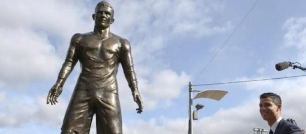 Estátua do CR7 erguida no centro do Funchal. Estátua do CR7 erguida no centro do Funchal.