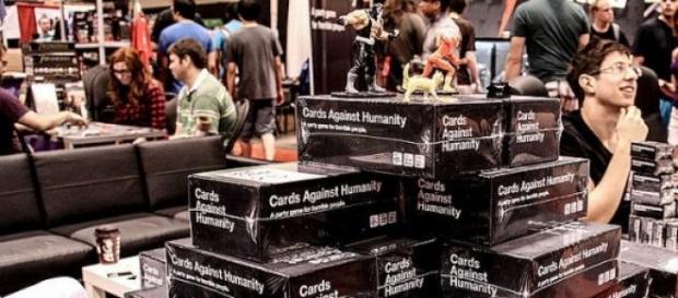 Jogo de cartas que é a sensação do momento. Jogo de cartas que é a sensação do momento.