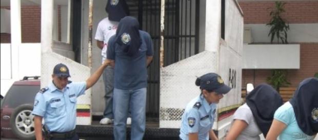 Sujetos detenidos por policías Sujetos detenidos por policías