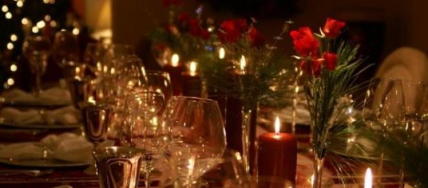 Una mesa con decoración navideña Una mesa con decoración navideña