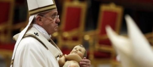 Papa Francesco porta Gesù Bambino nel Presepe