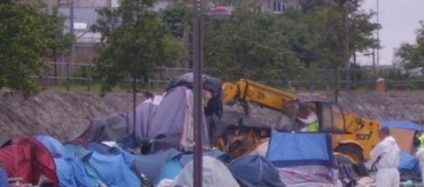 Des réfugiés oubliés du monde à Calais. Des réfugiés oubliés du monde à Calais.