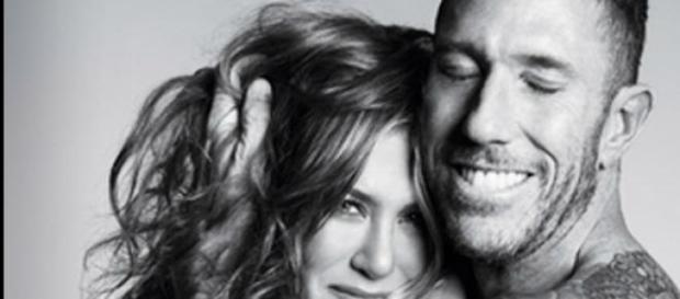 Jennifer Aniston posa en topless junto a Christian Jennifer Aniston posa en topless junto a Christian