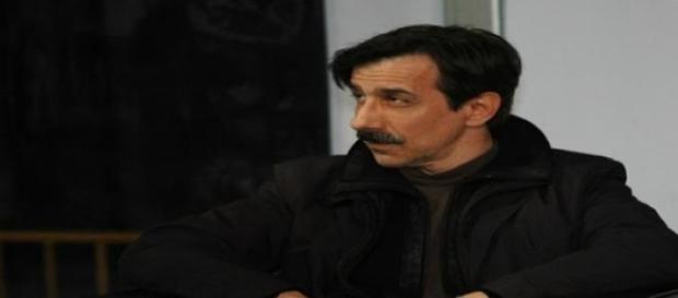 Jordi Boixaderas es el cuñado gay en la serie. Jordi Boixaderas es el cuñado gay en la serie.