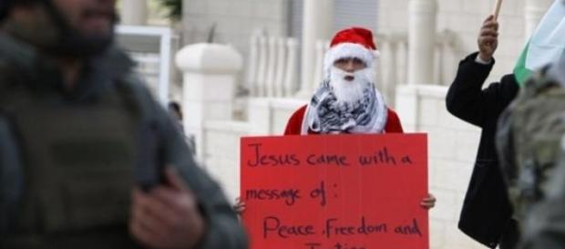 Manifestante vestido de Santa. Foto: Reuters Manifestante vestido de Santa. Foto: Reuters