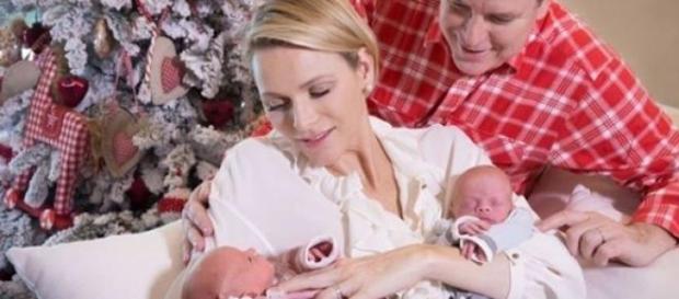 Charléne y Alberto posan con sus hijos Charléne y Alberto posan con sus hijos