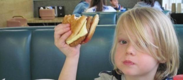 Crianças que comem fast food têm notas mais baixas Crianças que comem fast food têm notas mais baixas