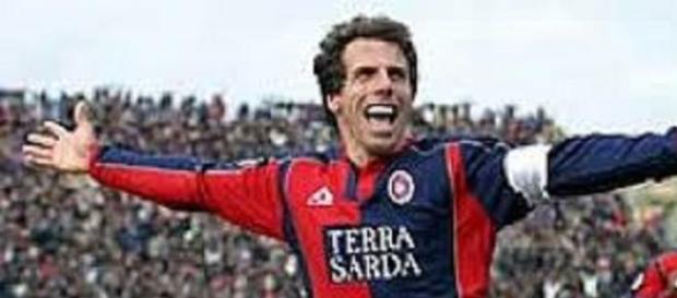Gianfranco Zola nuovo allenatore del Cagliari. Gianfranco Zola nuovo allenatore del Cagliari.