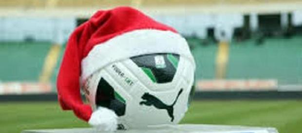 Alessio Cerci sotto l'albero di Natale del Milan Alessio Cerci sotto l'albero di Natale del Milan