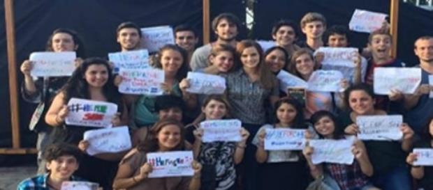 Fans argentinos despiden a Emma Watson Fans argentinos despiden a Emma Watson