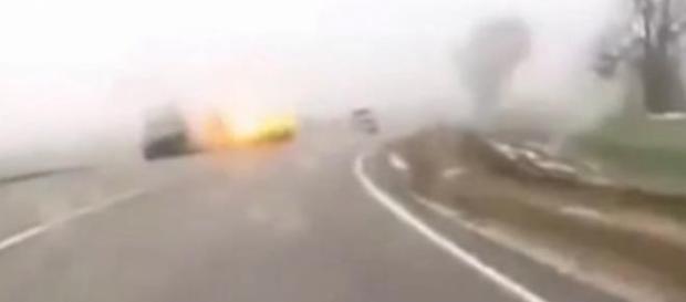 La explosión al momento de caer el rayo La explosión al momento de caer el rayo