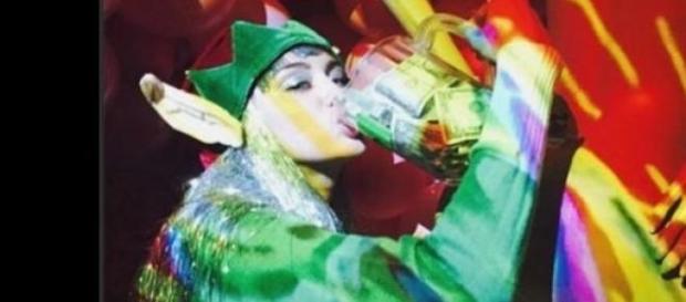 Miley Cyrus en la fiesta navideña con sus amigos Miley Cyrus en la fiesta navideña con sus amigos