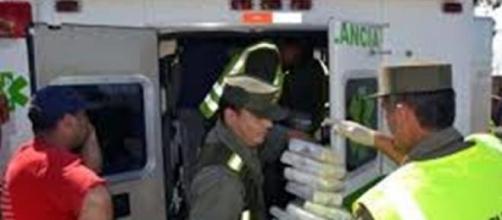 Los agentes sacando la droga de la ambulancia